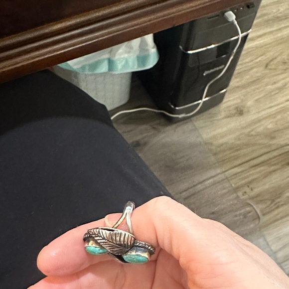 Elegant Silver and Turquoise Leaf Ring - Picture 6 of 8